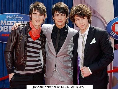 Poze cu ei - ) Jonas Brothers - JONAS BROTHERS